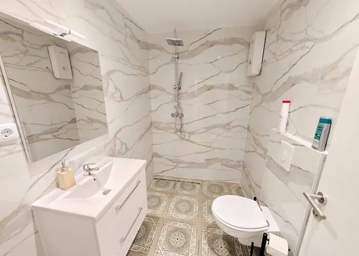 Lovely - 15 Min From Airport & Center, 5 Min From Main-bus Station Ez10a Apartman
